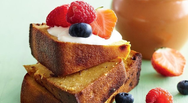 Быстрый кукурузный хлеб с кленовым сиропом и чеддером Быстрый кукурузный хлеб с кленовым сиропом и чеддером