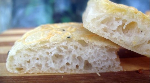Фокачча с чесночно-сырной корочкой