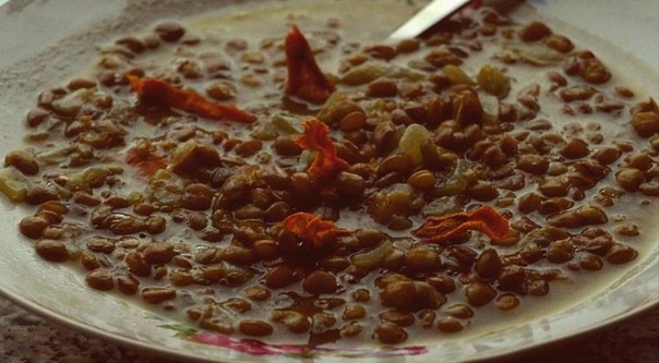 Чечевичная похлебка с морковными чипсами