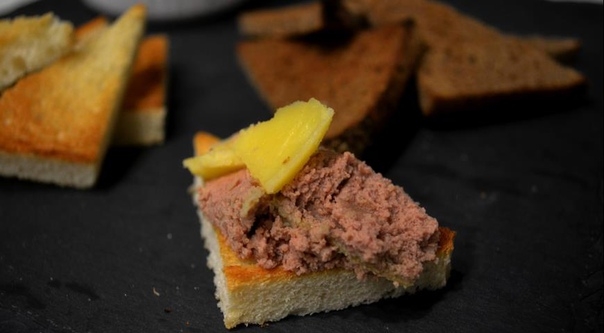 Паштет из фермерской куриной печени с мармеладом из красного крыжовника и смородины