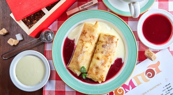 Блинчики с творогом в сливочном и малиновом соусе.