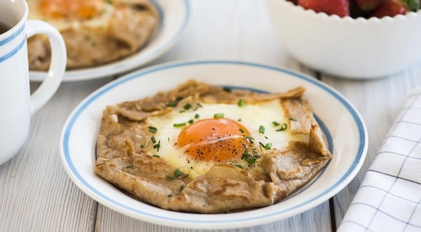 Бретонские блины с ветчиной и яйцом