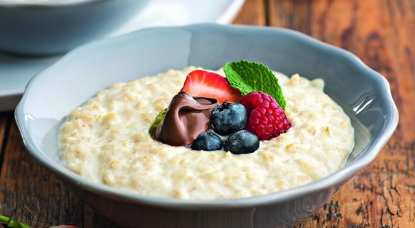 Овсяная каша с ягодами и ореховой пастой Овсяная каша с ягодами и ореховой пастой