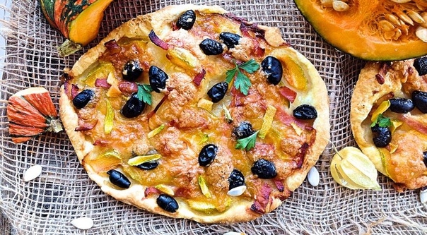 Пицца с тыквой и моцареллой Пицца с тыквой и моцареллой