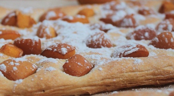 Воздушный пирог из слоеного теста с абрикосами Воздушный пирог из слоеного теста с абрикосами