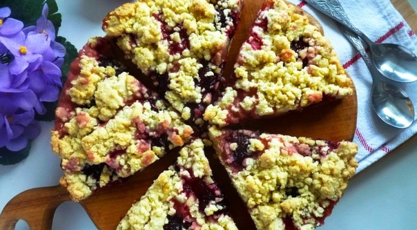 Пирог со сливами и сладкой крошкой