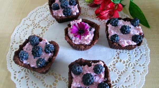 Шоколадные корзиночки с творожным кремом для легкого завтрака