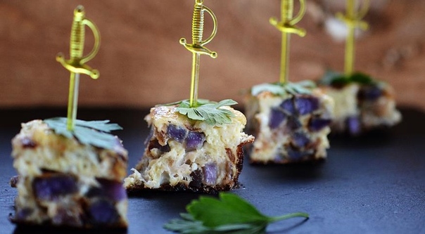 Омлет с картошкой и копченой рыбой