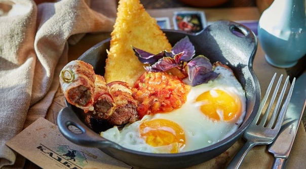 Яичница глазунья с жареным сулугуни