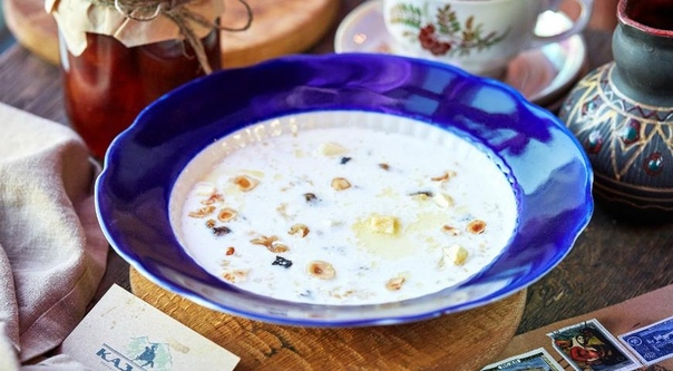 Каша овсяная с грецким орехом и сухофруктами