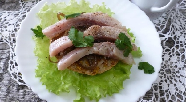 Бутерброд с малосольной рыбой на подушке из ламинарии Бутерброд с малосольной рыбой на подушке из ламинарии