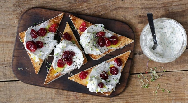 Паштет из муксуна горячего копчения с клюквой на хлебцах Паштет из муксуна горячего копчения с клюквой на хлебцах