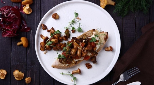 Брускетта с лисичками и хумусом Брускетта с лисичками и хумусом