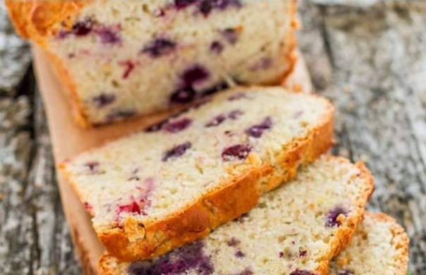 Банановый хлеб с черникой