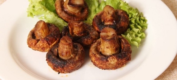 Грибы на решетке на мангале