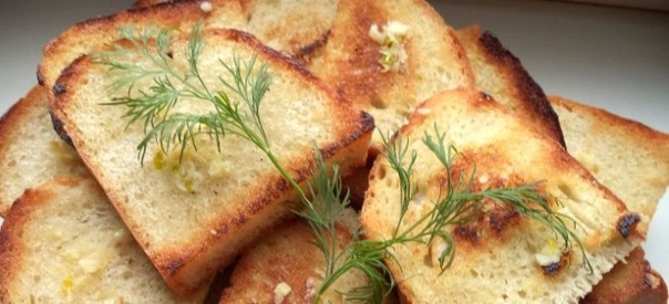 Хлеб на костре с чесноком