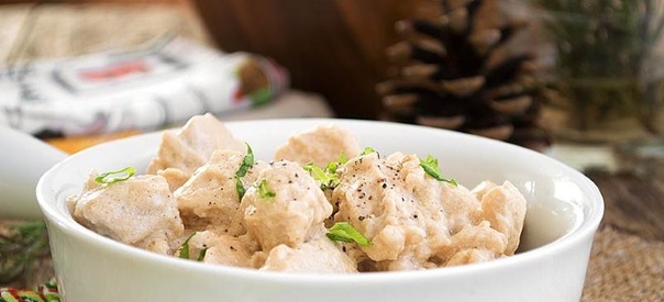 Филе куриное в сметанном соусе на сковороде