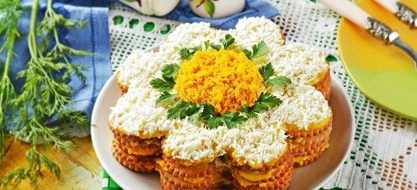 Закусочный торт из крекеров с консервами