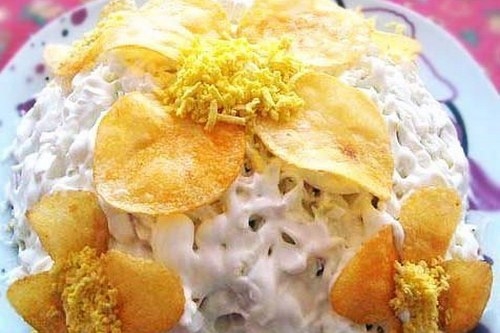 Слоеный салат «Орхидея» с чипсами