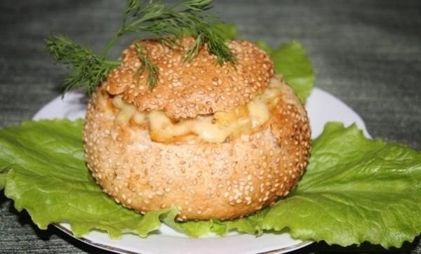 Салат Счастье дракона с мясом и картофелем в булочке