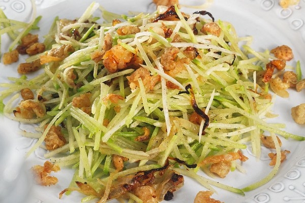 Редька с куриными шкварками и луком Редька с куриными шкварками и луком