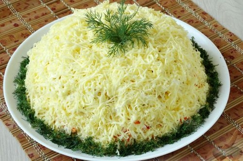 Сытный салат с куриной грудкой и сухариками Сытный салат с куриной грудкой и сухариками