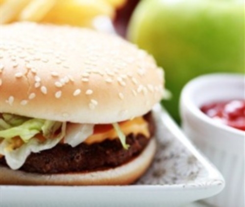 Чизбургер домашний со свининой, авокадо и кинзой Чизбургер домашний со свининой, авокадо и кинзой