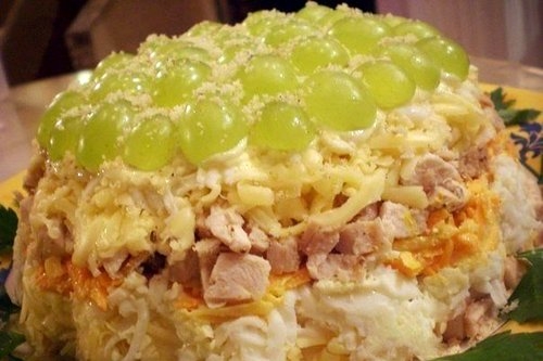 Слоеный салат с курицей и редькой