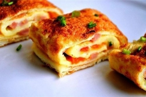 Рулет из омлета с ветчиной, помидорами и сыром Рулет из омлета с ветчиной, помидорами и сыром