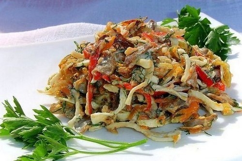 Простой салат «Нежный» с шампиньонами Простой салат «Нежный» с шампиньонами