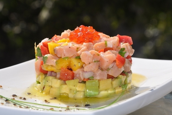Севиче из красной рыбы, авокадо и манго