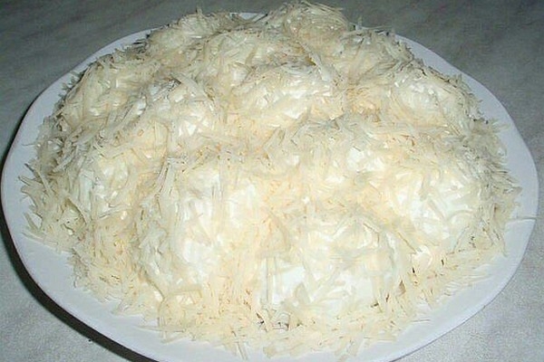 Оригинальный салат «Сугробы» с колбасой