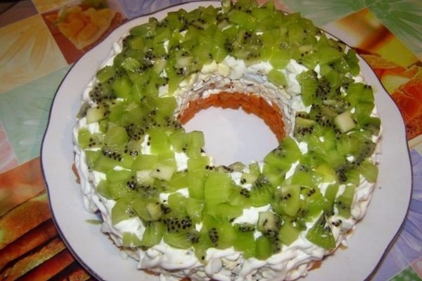 Салат «Нефритовый браслет» с копченым сыром