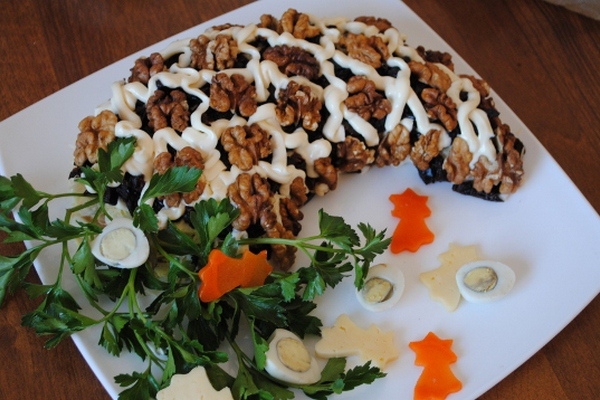 Салат «Рог изобилия» с орехами и черносливом