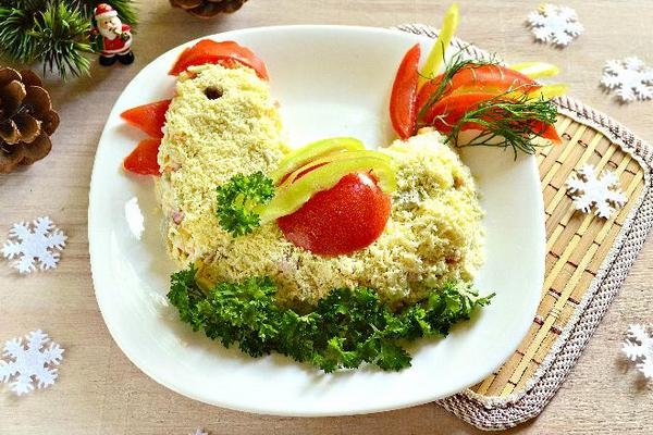 Салат «Петух» с колбасой