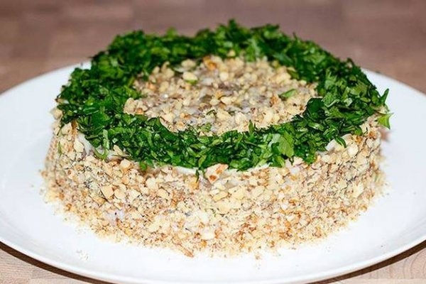 Слоеный салат с говядиной, баклажанами и черносливом Слоеный салат с говядиной, баклажанами и черносливом