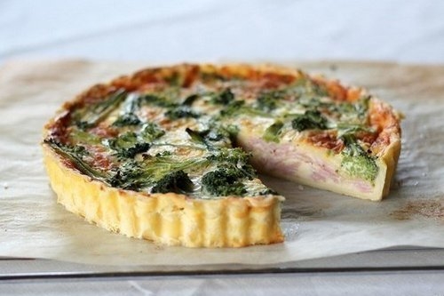 Пирог с ветчиной и брокколи под сыром