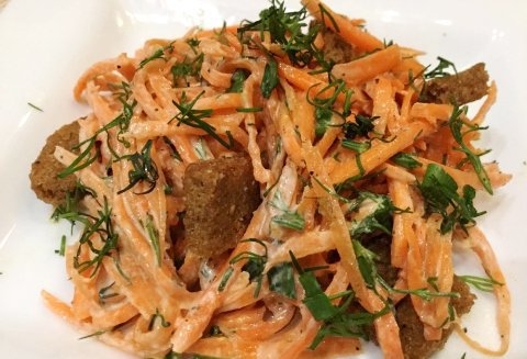 Морковный салат с сухариками