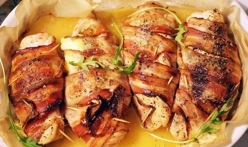 Запеченное в беконе куриное филе с сыром Запеченное в беконе куриное филе с сыром