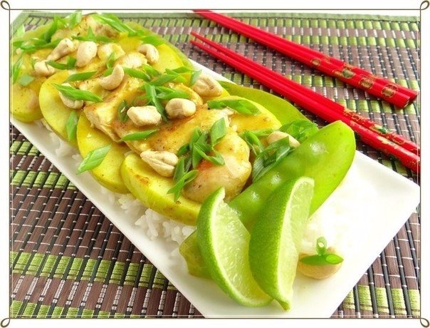 Куриное филе с яблоком и кокосовым молоком