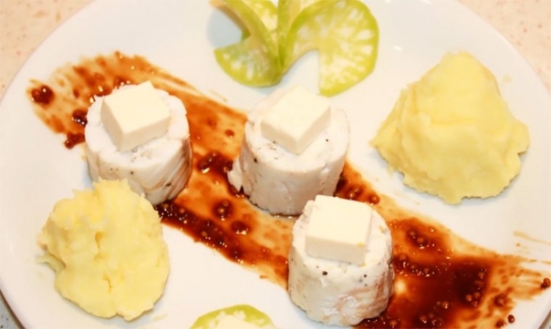 Рулетики из судака с сырной начинкой с пикантным соусом