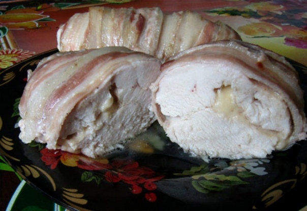 Куриная грудка с сыром в беконе