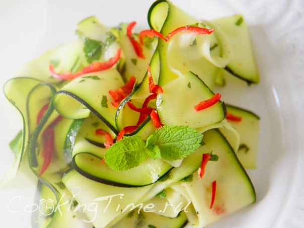 Салат из цукини с мятой и чили