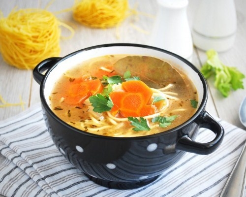 Одним из традиционных вариантов является суп с лапшой: