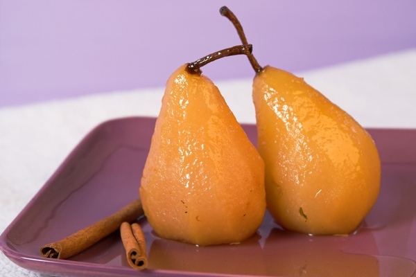 Пряные груши в белом вине