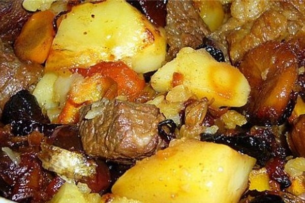 Картофельный цимес с сухофруктами