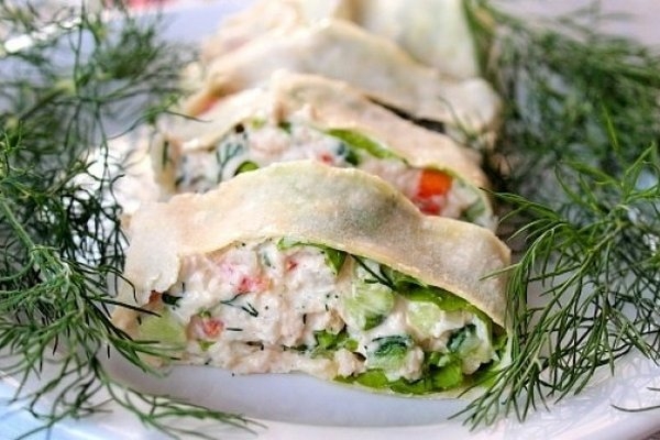 Закусочный рулет из лаваша с куриной грудкой