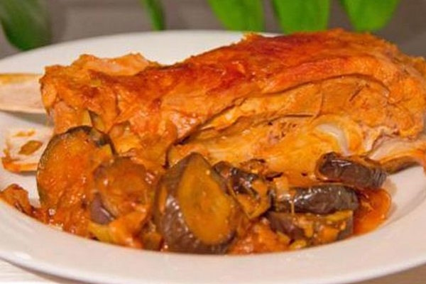 Телятина с баклажанами в томатном соке