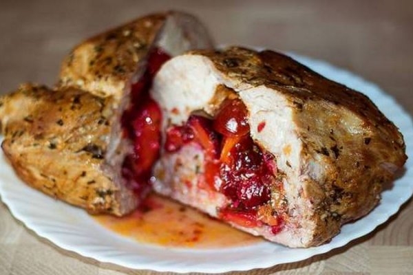 Свинина в маринаде, запеченная со сливами