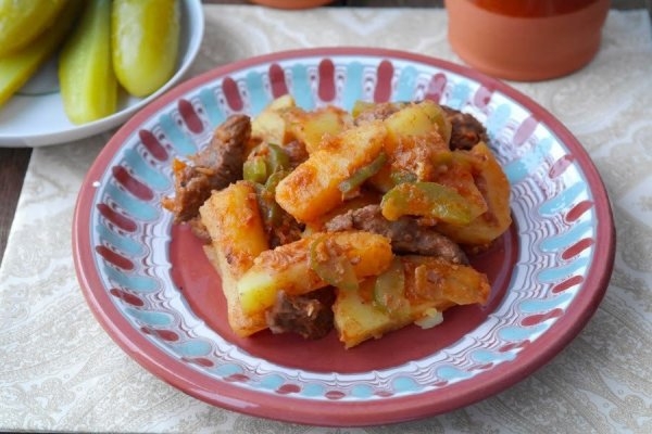 Азу по-татарски из телятины с солеными огурцами